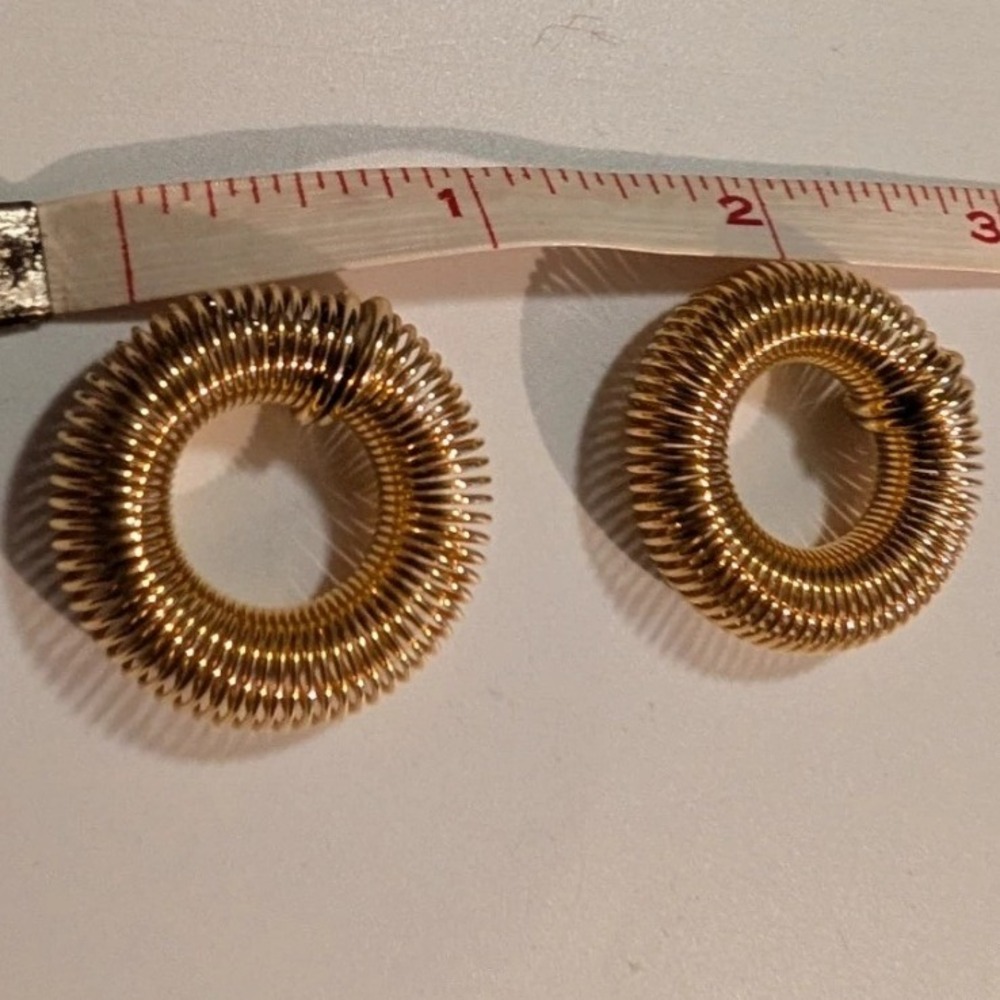 Vintage 1980s Lonardo Gold Tone Continuous Spring Coil Hoop Earrings Flexible